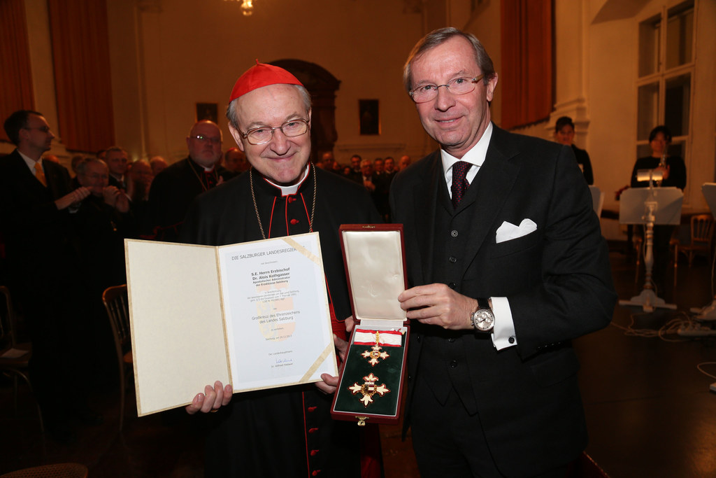 2013 überreichte LH Wilfried Haslauer Alois Kothgasser das Großkreuz des Ehrenzeichens des Landes Salzburg im Salzburger Dom (Archivbild).